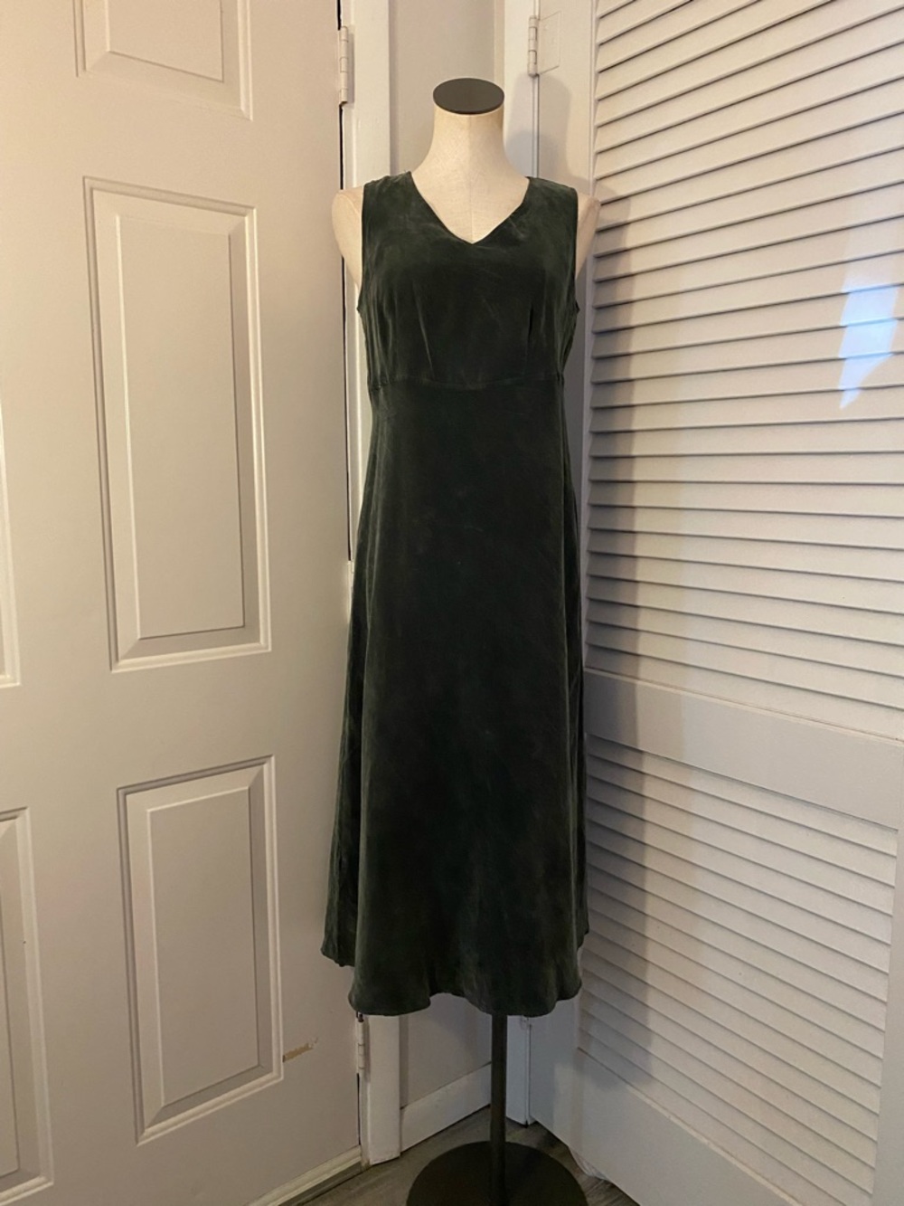 Vintage 90’s “Rabbit Rabbit Rabbit” Hunter Green Velvet Midi Dress- Size 6P - Picture 2 of 9